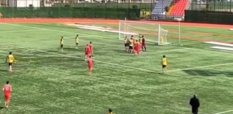 Amatör Maçta Şok Olay: Rakibine Tekme Attı, Futbolcu Hastanelik Oldu