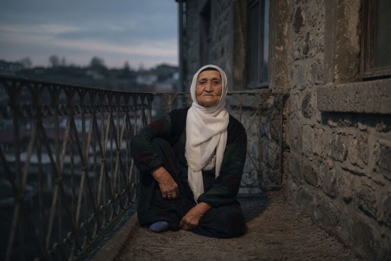 Kızıltepe’de balkonda oturan 77 yaşındaki kadın kurşunun hedefi oldu