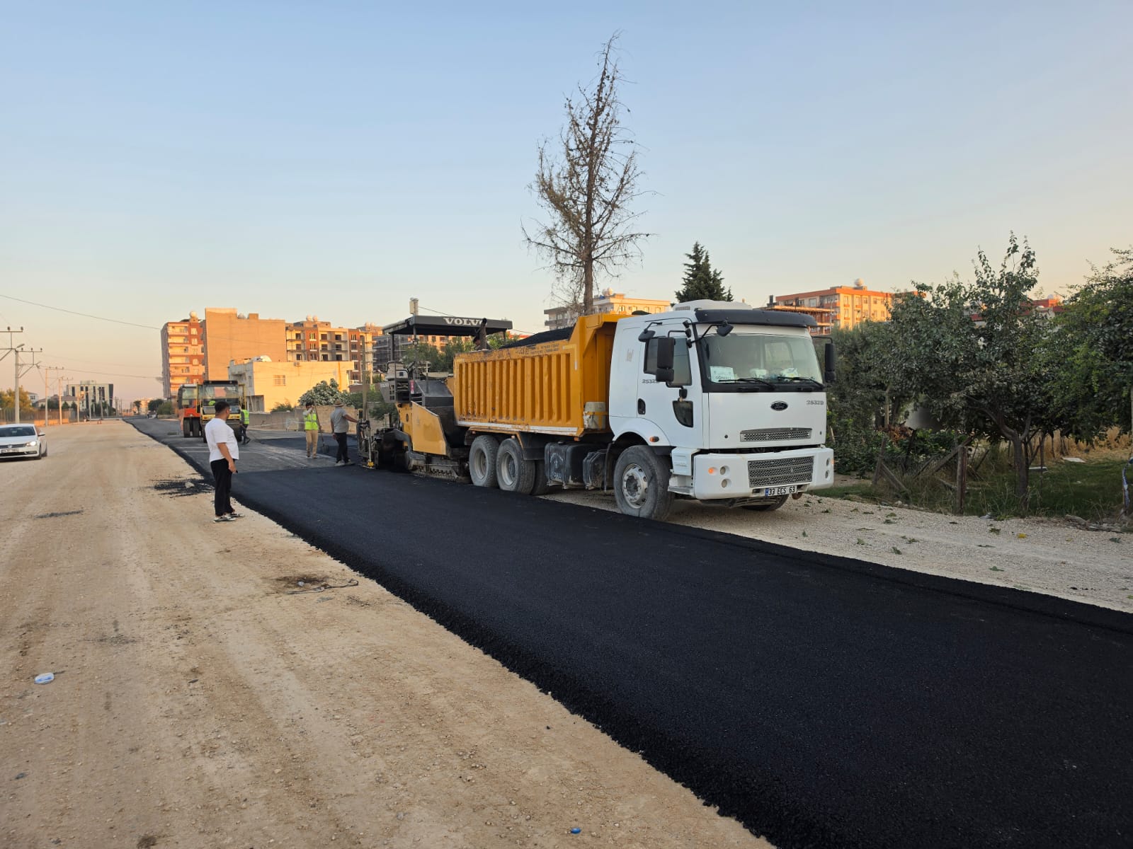 Mardin Büyükşehir Belediyesi Kızıltepe’de Sıcak Asfalt Çalışmalarına Başladı