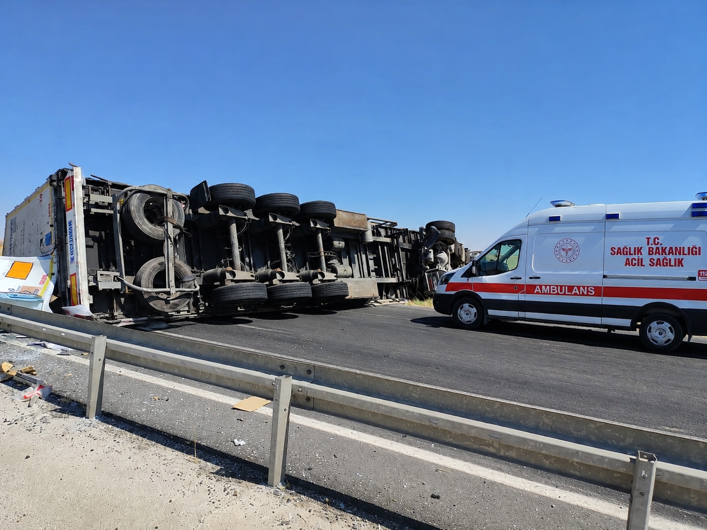 Mardin’de TIR Bariyerlere Çarptı: Sürücü Yaralandı