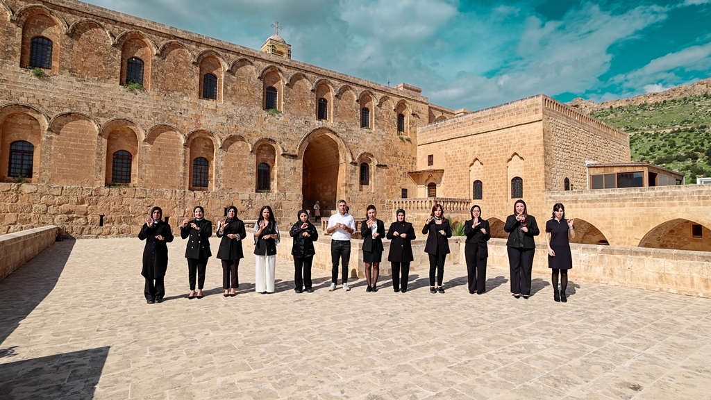 Mardin Türküsünü İşitme Engelliler İçin İşaret Diliyle Söylediler