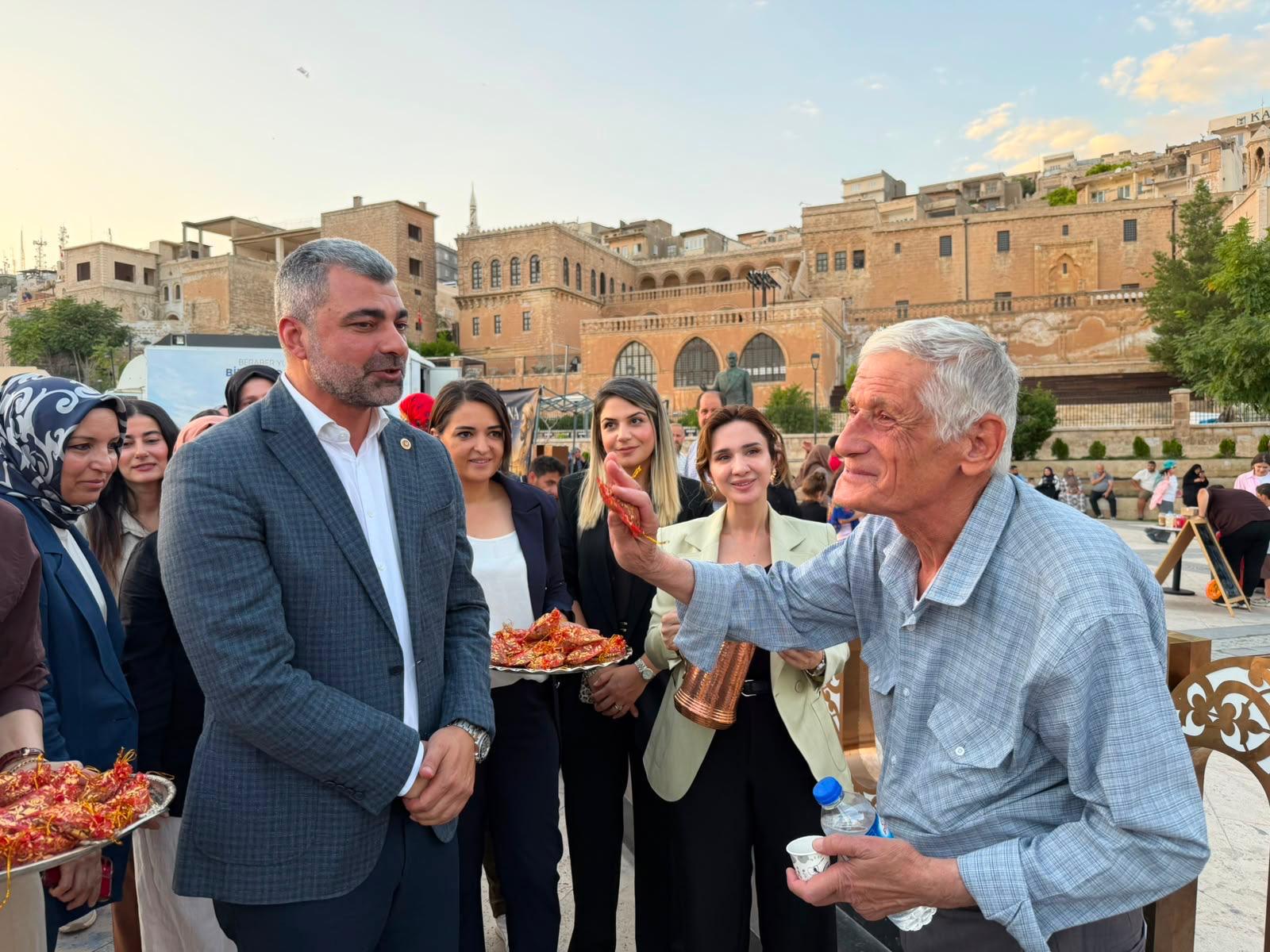 AK Parti Kadın Kolları Mardin’de Hem Toplandı Hem Sahaya İndi