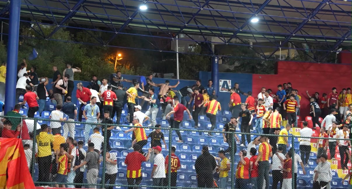 Kayserispor taraftarları tribün koltuklarını kırdı, stadyum zarar gördü