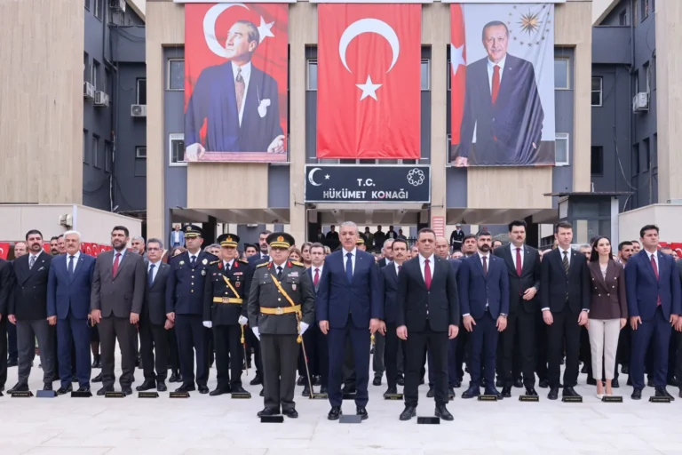 Mardin’de Cumhuriyet Bayramı için çelenk sunma töreni düzenlendi