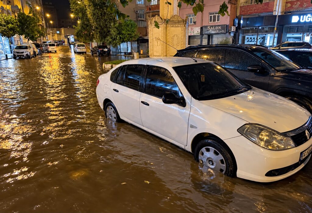Mardin’de sağanak ve fırtına hayatı olumsuz etkiledi