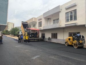 Derik’te Pazar SokağındaSıcak Asfalt Çalışması Tamamlandı