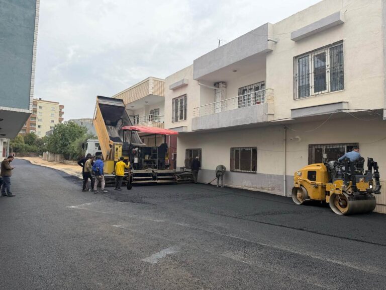 Derik’te Pazar SokağındaSıcak Asfalt Çalışması Tamamlandı