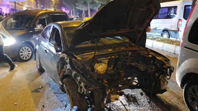 Kızıltepe’de 6 araç birbirine girdi: 3 yaralı